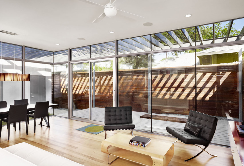 Idéer för ett modernt vardagsrum, med ljust trägolv
