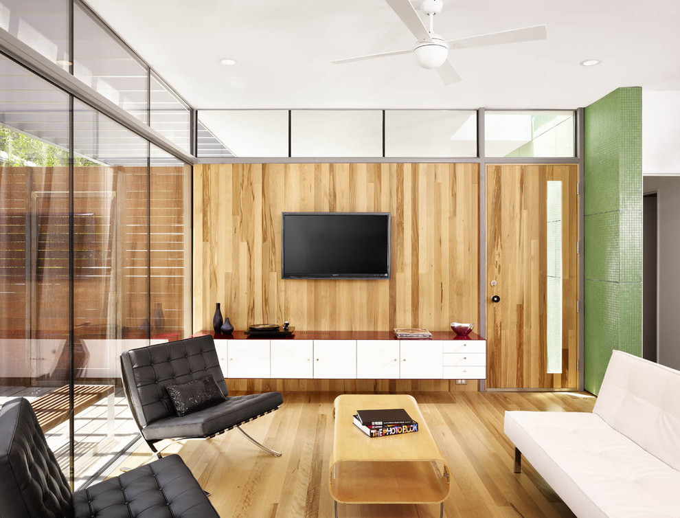Esempio di un soggiorno moderno di medie dimensioni con TV a parete