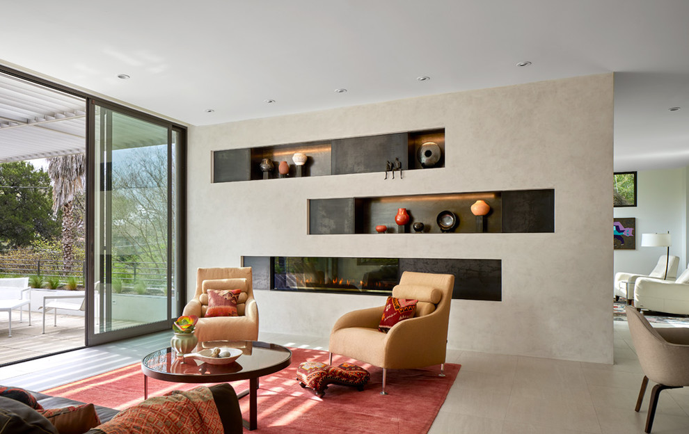 Exempel på ett modernt allrum med öppen planlösning, med beige väggar, en bred öppen spis och beiget golv