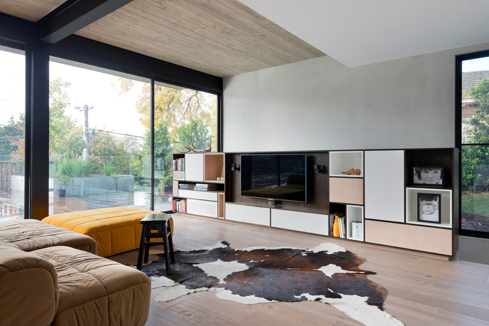 Exempel på ett modernt vardagsrum, med ett finrum, grå väggar, ljust trägolv och en inbyggd mediavägg