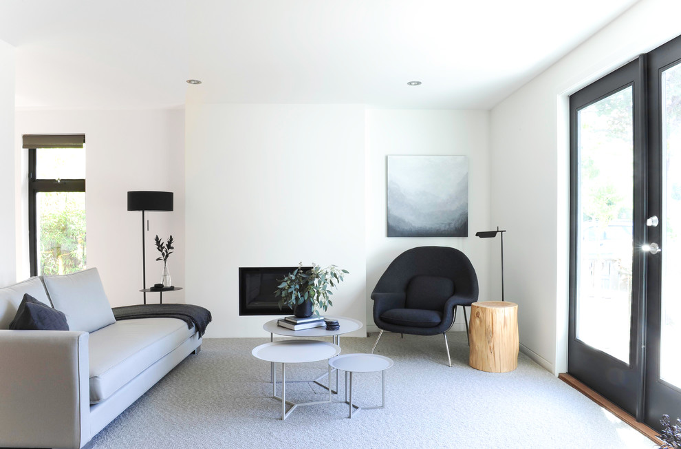 Abgetrenntes Modernes Wohnzimmer mit weißer Wandfarbe, Teppichboden und grauem Boden in Vancouver