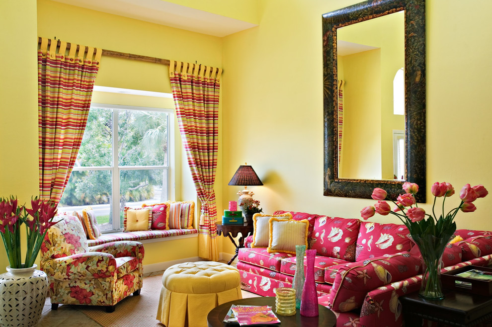Exemple d'un salon tendance avec un mur jaune.