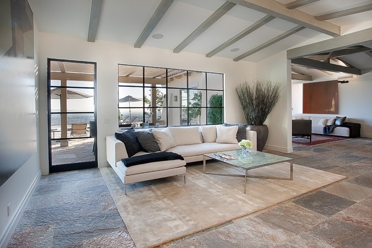 Geräumiges, Repräsentatives, Fernseherloses, Offenes Modernes Wohnzimmer mit weißer Wandfarbe und Travertin in San Diego