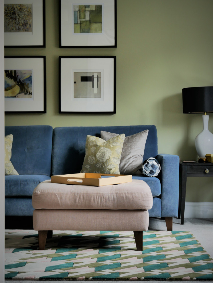 Стильный дизайн: парадная, изолированная гостиная комната среднего размера в стиле ретро с зелеными стенами, ковровым покрытием, телевизором на стене и серым полом без камина - последний тренд