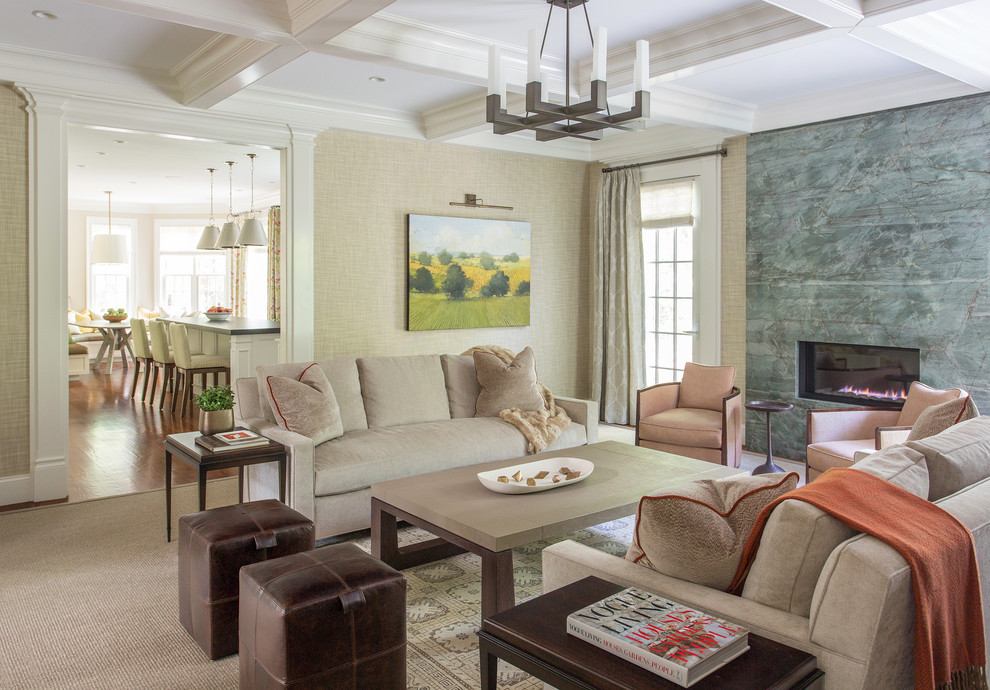 Abgetrenntes, Repräsentatives Klassisches Wohnzimmer mit beiger Wandfarbe, Kaminumrandung aus Stein, Teppichboden und Gaskamin in Boston