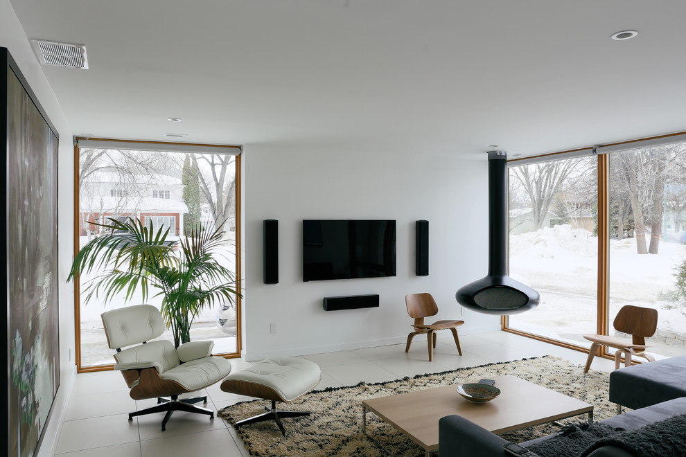 Idéer för att renovera ett mellanstort funkis vardagsrum, med en väggmonterad TV, vita väggar, klinkergolv i keramik och en hängande öppen spis