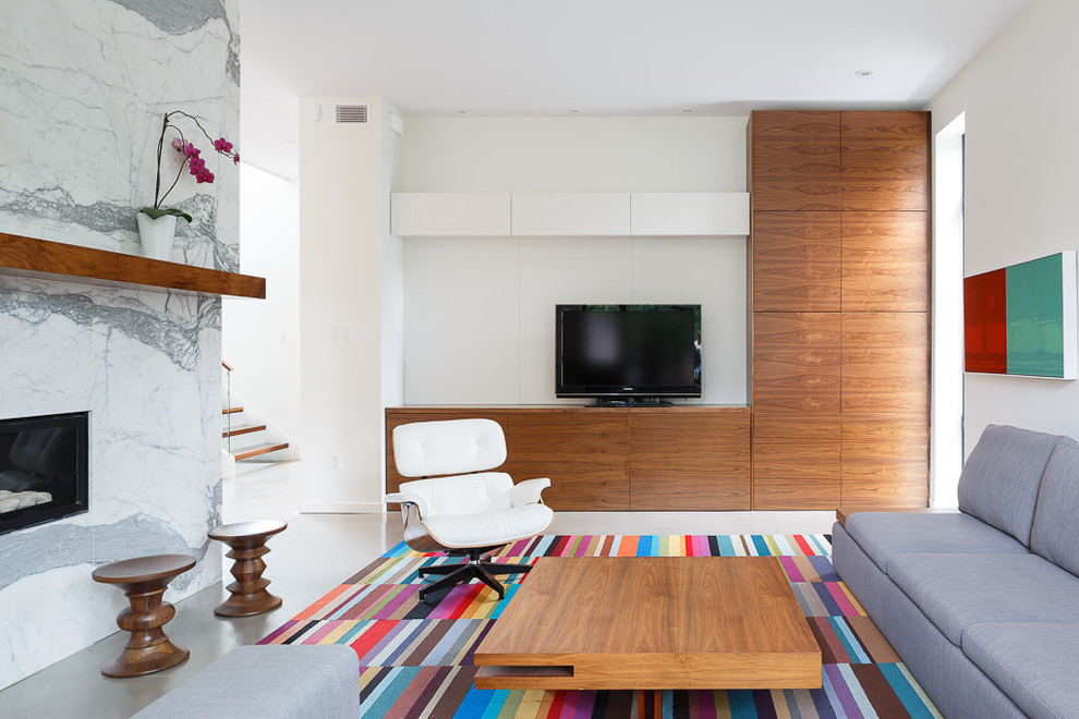 Bild på ett funkis separat vardagsrum, med ett finrum, vita väggar, betonggolv, en bred öppen spis och en fristående TV