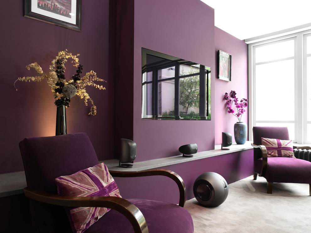На фото: большая открытая гостиная комната в стиле фьюжн с фиолетовыми стенами, ковровым покрытием, бежевым полом и телевизором на стене без камина