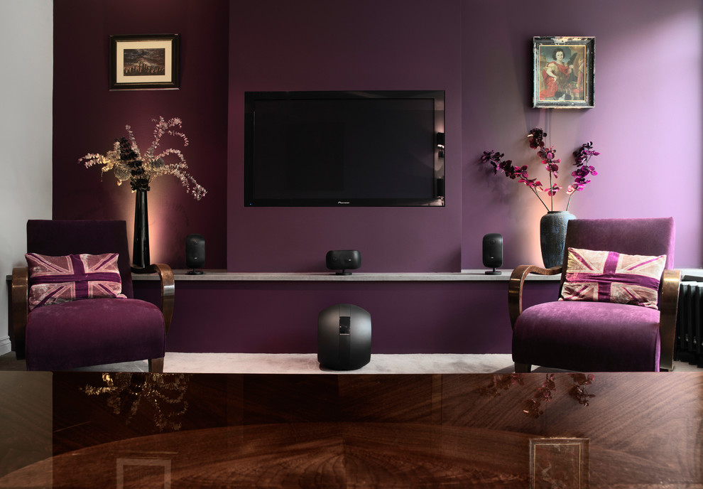 Idee per un grande soggiorno boho chic aperto con pareti viola, moquette, pavimento beige, nessun camino e TV a parete