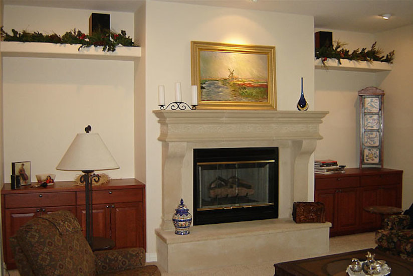 Foto de salón tradicional sin televisor con paredes beige, moqueta, todas las chimeneas, marco de chimenea de hormigón y suelo beige