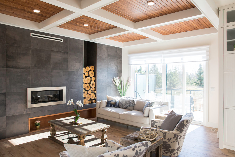 Modernes Wohnzimmer mit weißer Wandfarbe, braunem Holzboden, Gaskamin und braunem Boden in Calgary