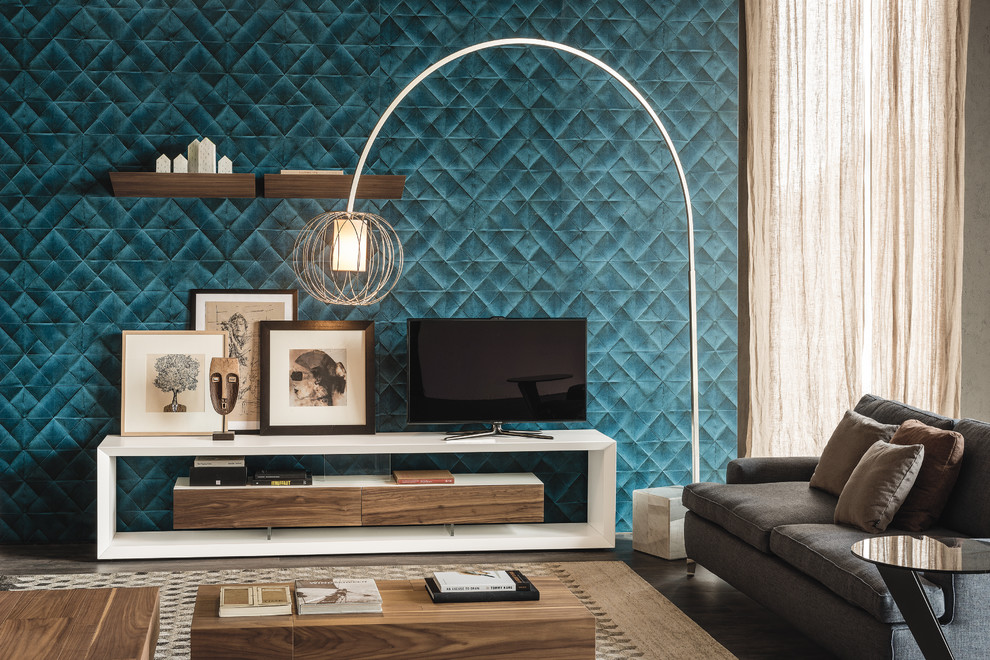 Стильный дизайн: большая парадная, изолированная гостиная комната в стиле модернизм с синими стенами, паркетным полом среднего тона, отдельно стоящим телевизором и коричневым полом - последний тренд