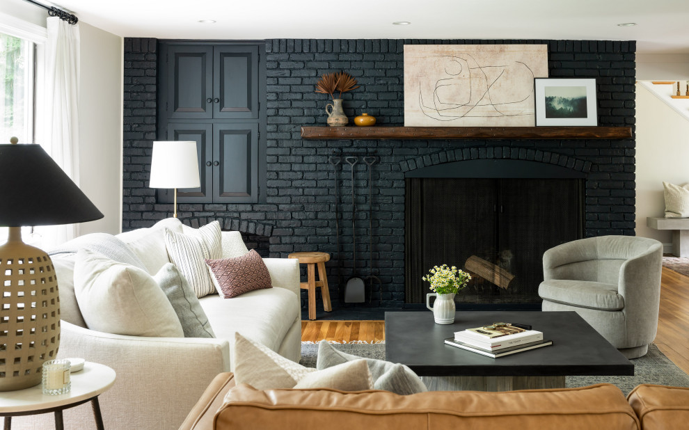 Großes, Offenes Klassisches Wohnzimmer ohne Kamin mit grauer Wandfarbe, braunem Holzboden, TV-Wand und Ziegelwänden in Boston