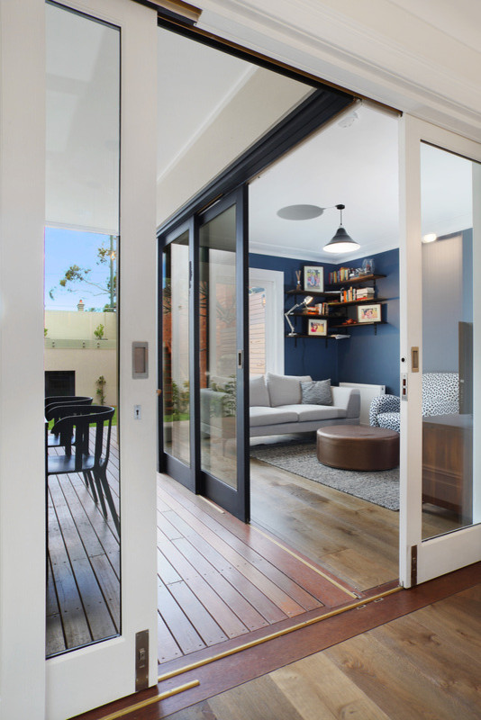 Kleines Klassisches Wohnzimmer mit braunem Holzboden in Sydney