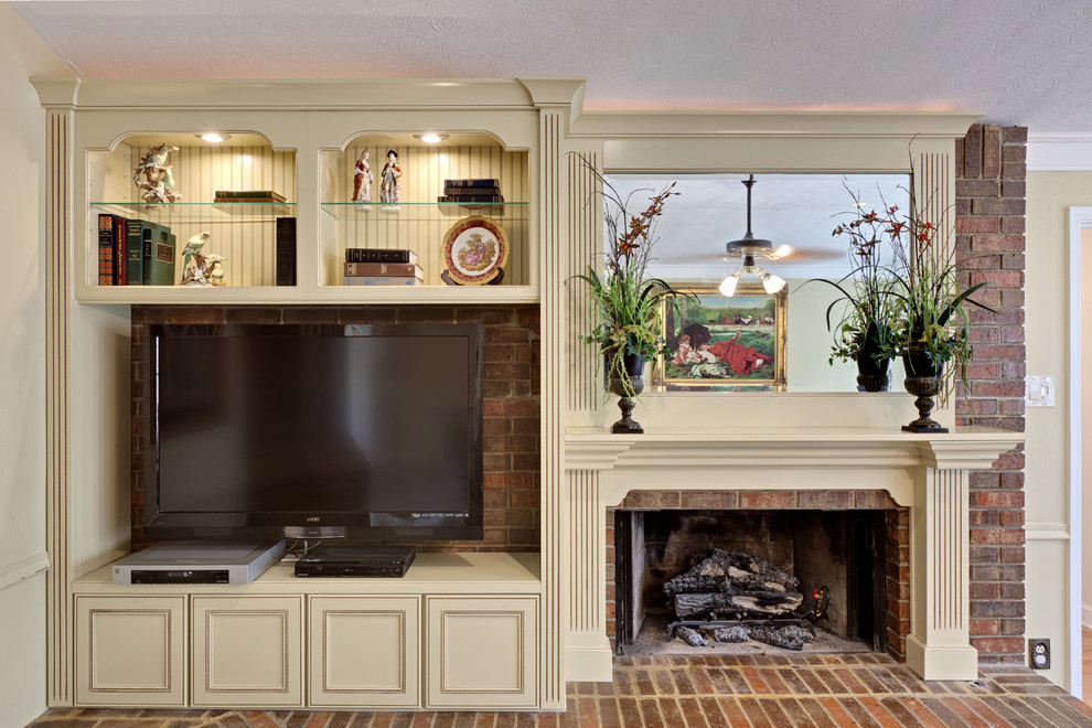 На фото: большая парадная гостиная комната в классическом стиле с ковровым покрытием, стандартным камином, фасадом камина из дерева, телевизором на стене и бежевым полом
