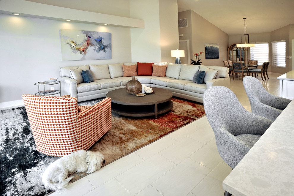 Klassisches Wohnzimmer mit Porzellan-Bodenfliesen und weißem Boden in Miami