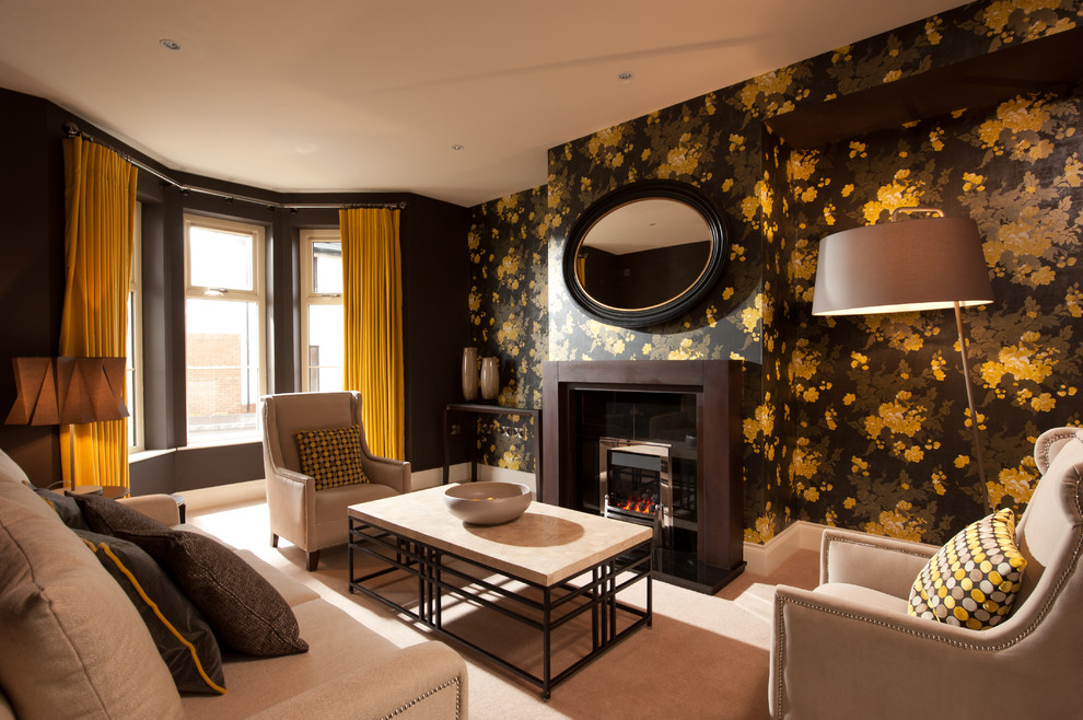 Стильный дизайн: гостиная комната:: освещение в стиле неоклассика (современная классика) с черными стенами - последний тренд