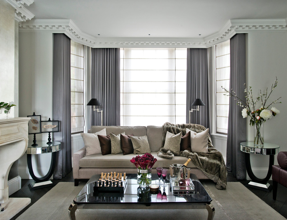 Klassisches Wohnzimmer mit grauer Wandfarbe, dunklem Holzboden und Kamin in London