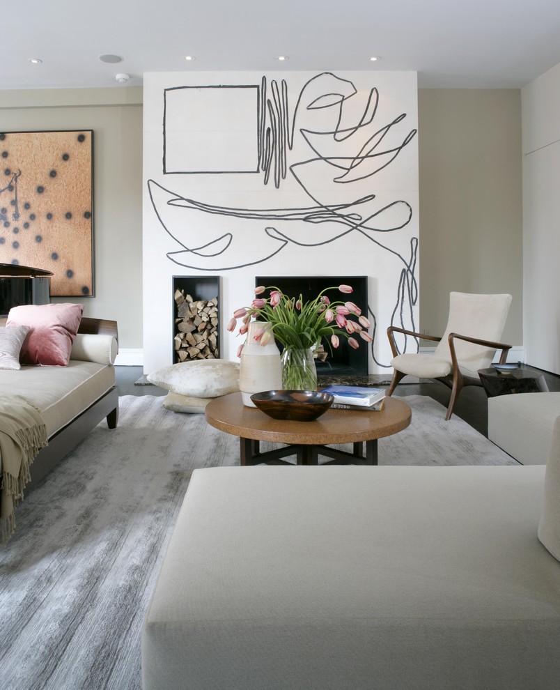 На фото: гостиная комната в стиле модернизм с музыкальной комнатой, бежевыми стенами, акцентной стеной и ковром на полу