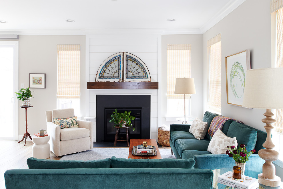 Пример оригинального дизайна: открытая гостиная комната среднего размера в стиле неоклассика (современная классика) с серыми стенами, ковровым покрытием, стандартным камином, фасадом камина из дерева и синим полом без телевизора