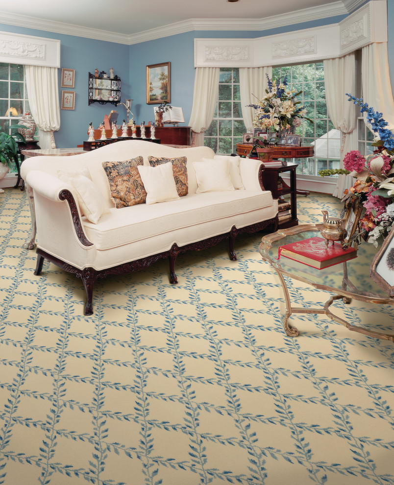 Großes, Repräsentatives, Offenes Klassisches Wohnzimmer mit blauer Wandfarbe, Teppichboden und buntem Boden in Boston