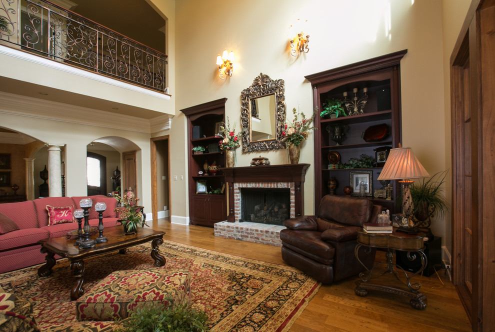 This is an example of a classic living room in Dallas.