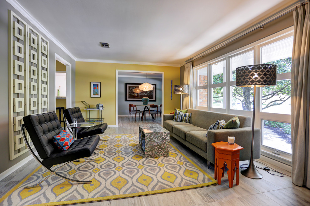 Mittelgroßes, Repräsentatives, Fernseherloses, Abgetrenntes Mid-Century Wohnzimmer ohne Kamin mit gelber Wandfarbe und Porzellan-Bodenfliesen in Houston