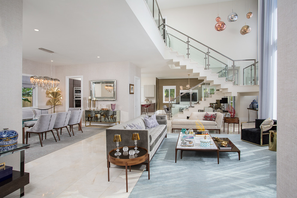 Großes, Repräsentatives, Fernseherloses, Offenes Modernes Wohnzimmer ohne Kamin mit weißer Wandfarbe, Marmorboden und beigem Boden in Miami