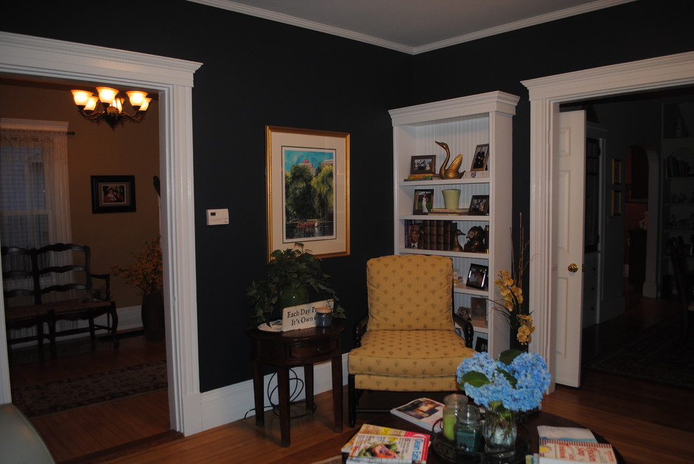 Mittelgroßes, Abgetrenntes, Repräsentatives, Fernseherloses Klassisches Wohnzimmer ohne Kamin mit blauer Wandfarbe und braunem Holzboden in Boston