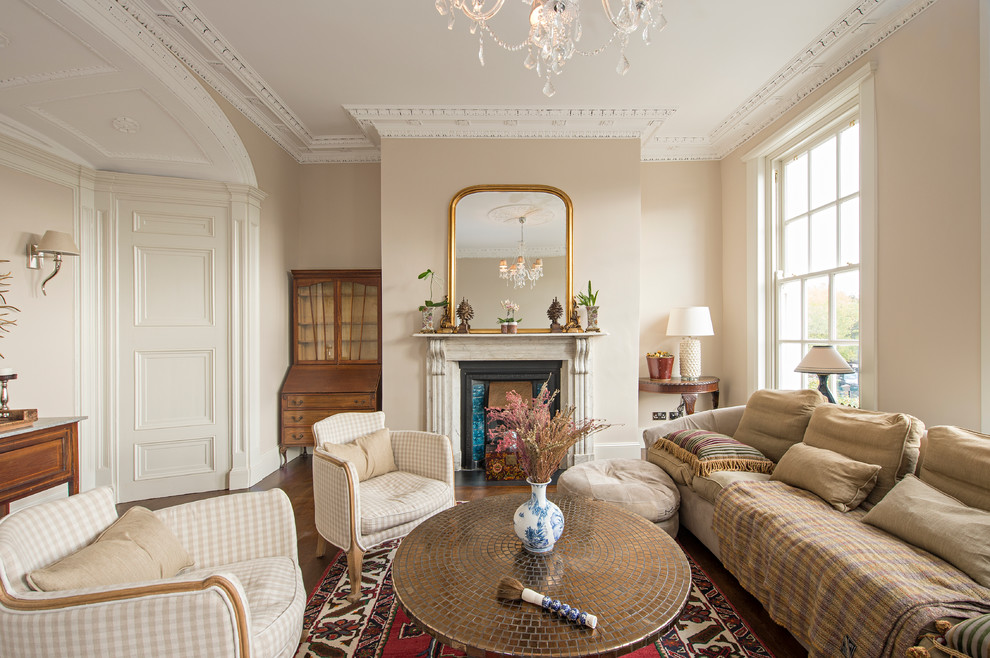 Mittelgroßes, Repräsentatives, Fernseherloses, Abgetrenntes Klassisches Wohnzimmer mit beiger Wandfarbe, braunem Holzboden, Kamin und Kaminumrandung aus Stein in Dublin