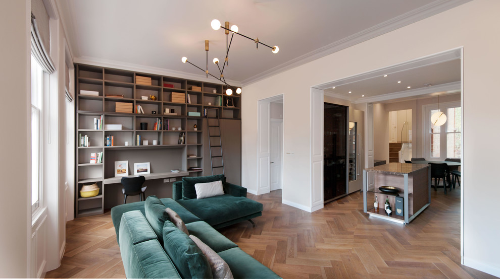 Свежая идея для дизайна: открытая гостиная комната среднего размера в современном стиле с коричневым полом - отличное фото интерьера