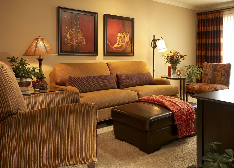 Imagen de salón cerrado tradicional renovado de tamaño medio con paredes beige, moqueta y televisor independiente