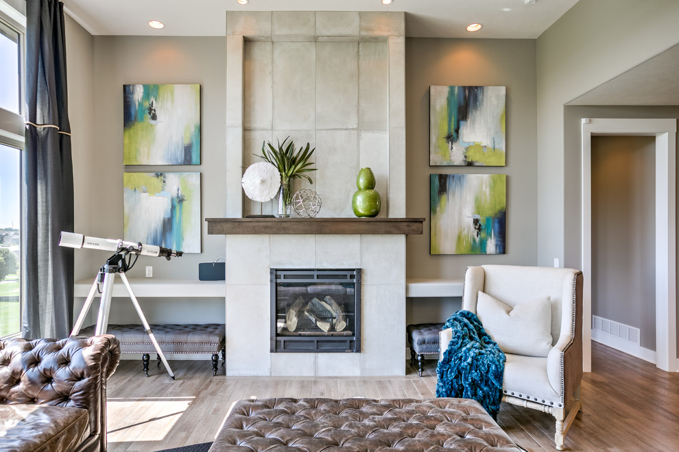 Repräsentatives Klassisches Wohnzimmer mit grauer Wandfarbe und hellem Holzboden in Omaha