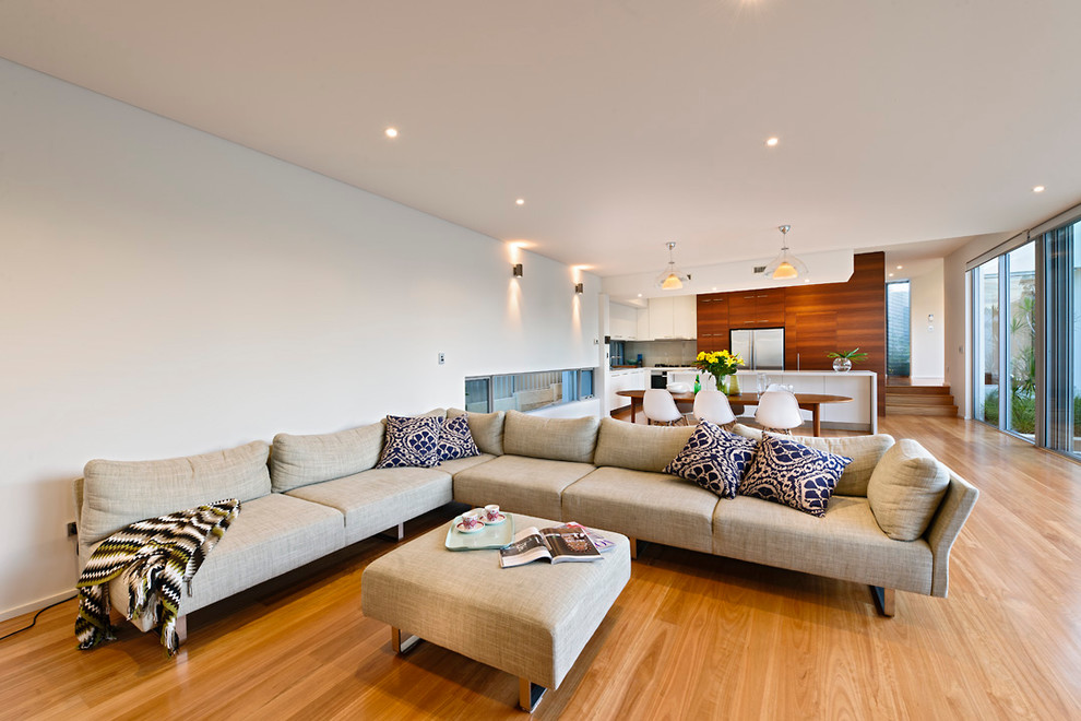 Идея дизайна: гостиная комната в стиле модернизм с белыми стенами