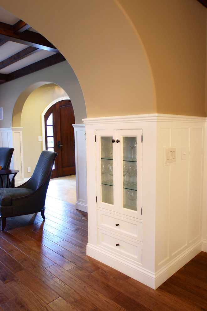 Mittelgroßes, Offenes Uriges Wohnzimmer mit beiger Wandfarbe und braunem Holzboden in Minneapolis