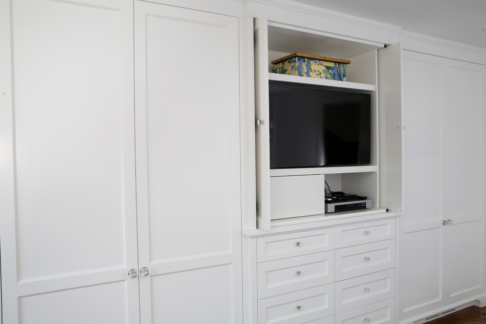 На фото: изолированная гостиная комната среднего размера в классическом стиле с белыми стенами, стандартным камином, фасадом камина из штукатурки и скрытым телевизором