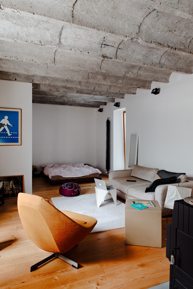 Offenes Industrial Wohnzimmer mit braunem Holzboden