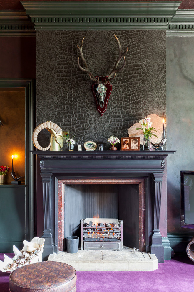 Eklektisches Wohnzimmer mit schwarzer Wandfarbe, Teppichboden und Kamin in London
