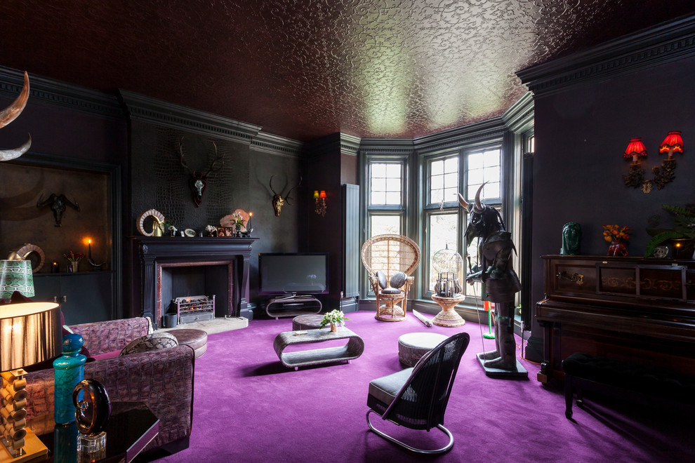 Стильный дизайн: гостиная комната в стиле фьюжн с черными стенами, ковровым покрытием, стандартным камином и эркером - последний тренд