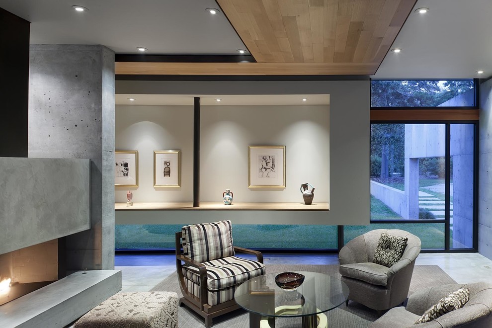 Стильный дизайн: большая парадная, открытая гостиная комната в современном стиле с серыми стенами, полом из керамической плитки, двусторонним камином и фасадом камина из бетона - последний тренд
