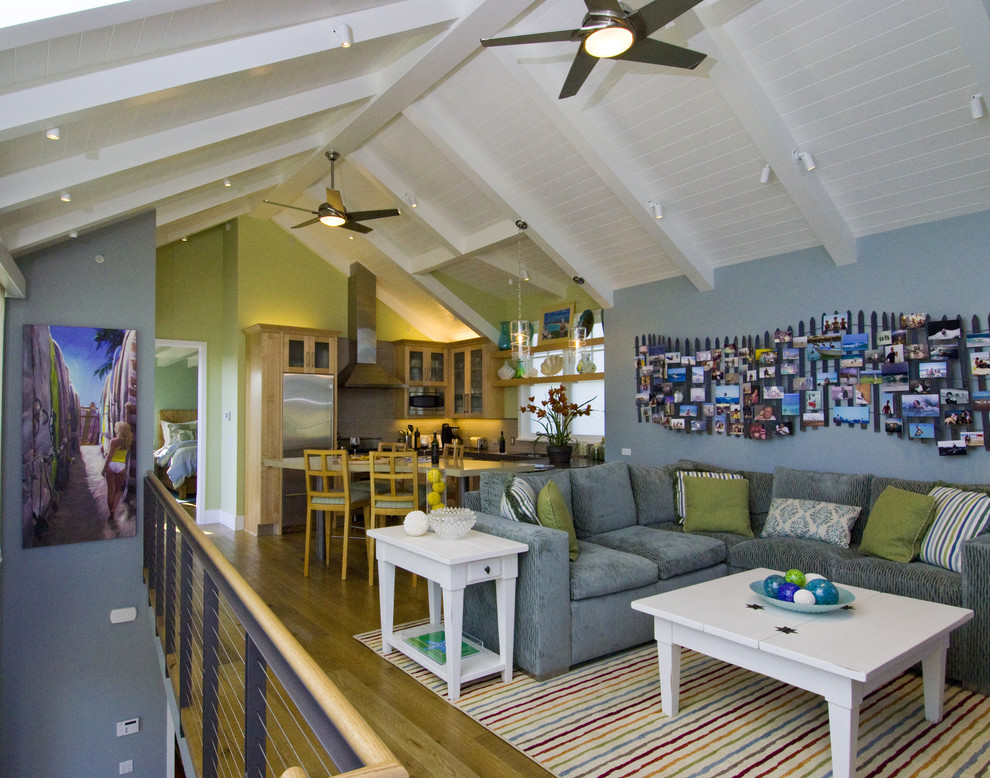 Esempio di un soggiorno costiero stile loft con pavimento in legno massello medio