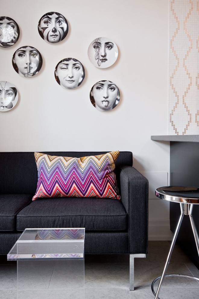 Immagine di un soggiorno minimalista con pareti bianche