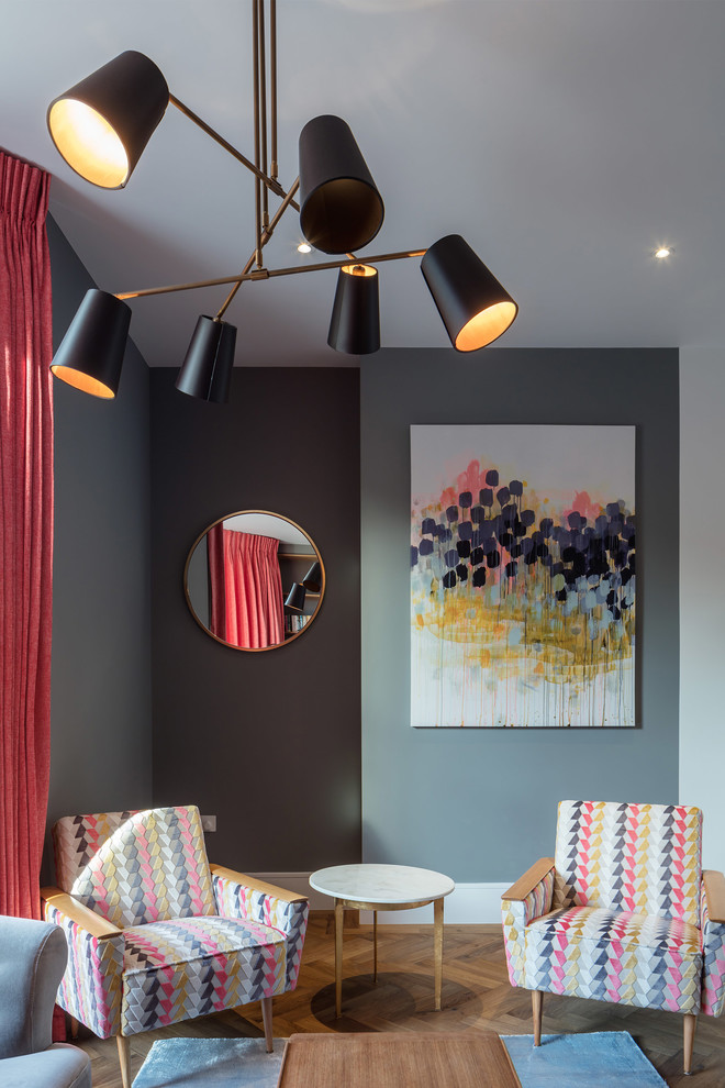 Inspiration för moderna vardagsrum, med grå väggar och mörkt trägolv