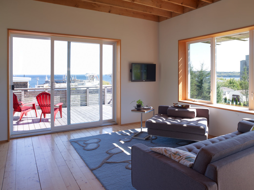 Esempio di un soggiorno tradizionale aperto con pareti beige, pavimento in legno massello medio e TV a parete