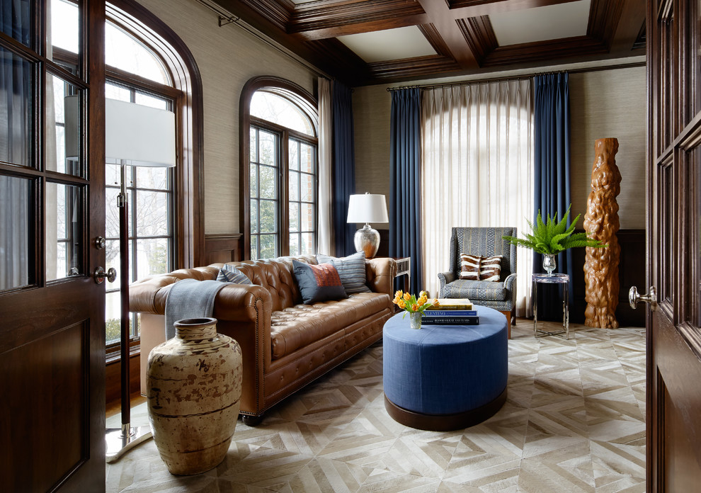 Abgetrenntes, Großes, Repräsentatives, Fernseherloses Klassisches Wohnzimmer ohne Kamin mit beiger Wandfarbe und Teppichboden in Chicago