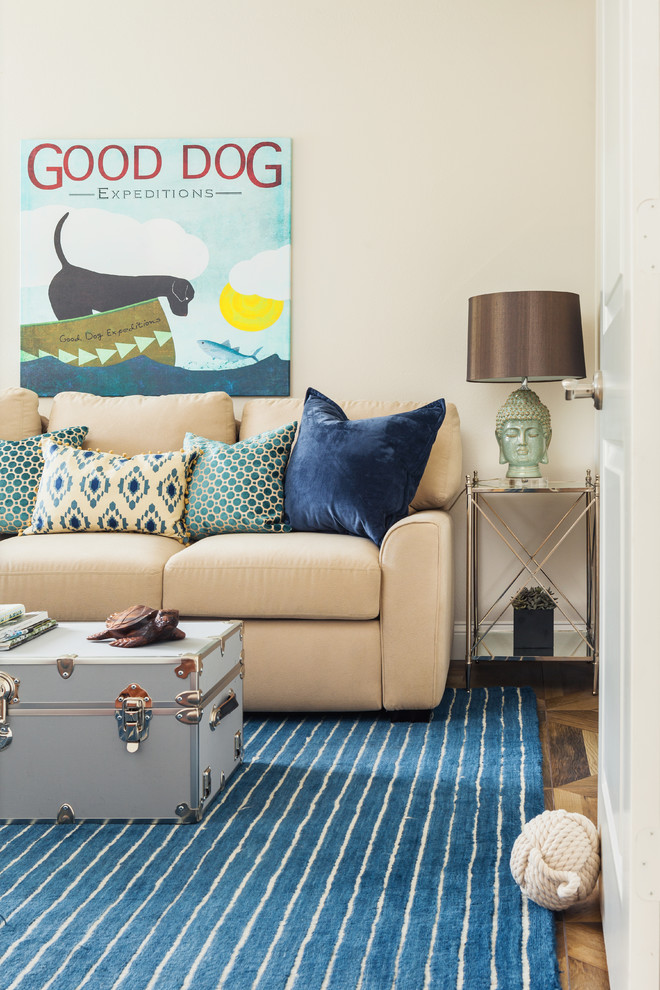 Idee per un soggiorno stile marino chiuso con pareti beige e parquet chiaro