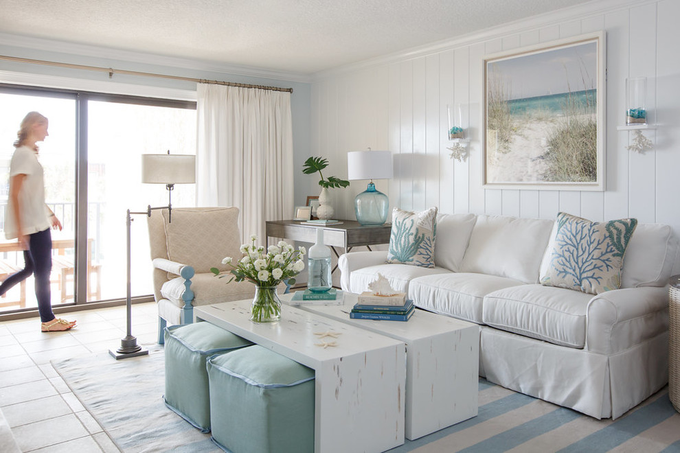 На фото: открытая гостиная комната в морском стиле с белыми стенами с