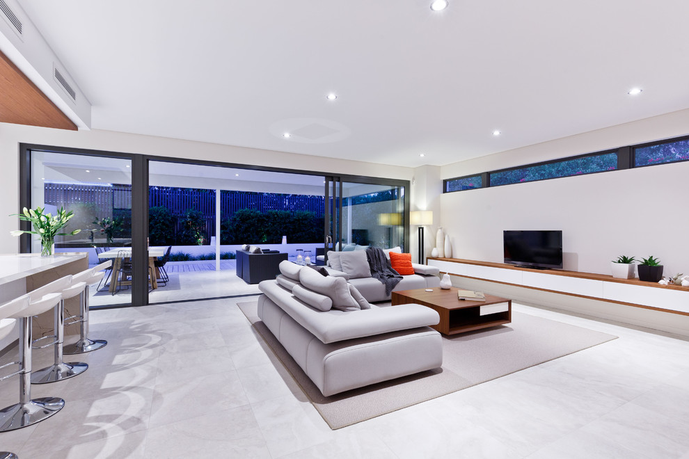 パースにある高級な広いコンテンポラリースタイルのおしゃれなLDK (白い壁、セラミックタイルの床、据え置き型テレビ、ベージュの床) の写真