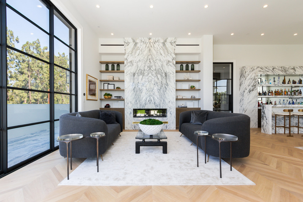 Offenes Klassisches Wohnzimmer mit weißer Wandfarbe, hellem Holzboden, Gaskamin und Hausbar in Los Angeles
