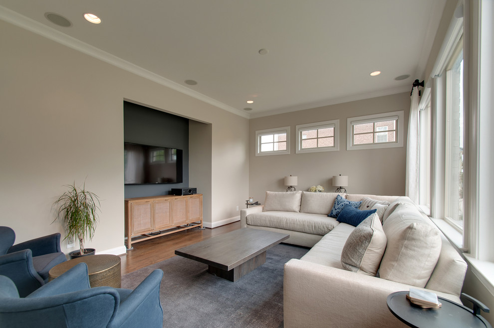 Foto di un soggiorno minimalista di medie dimensioni con pareti grigie, parquet scuro, camino classico, cornice del camino in legno e pavimento marrone